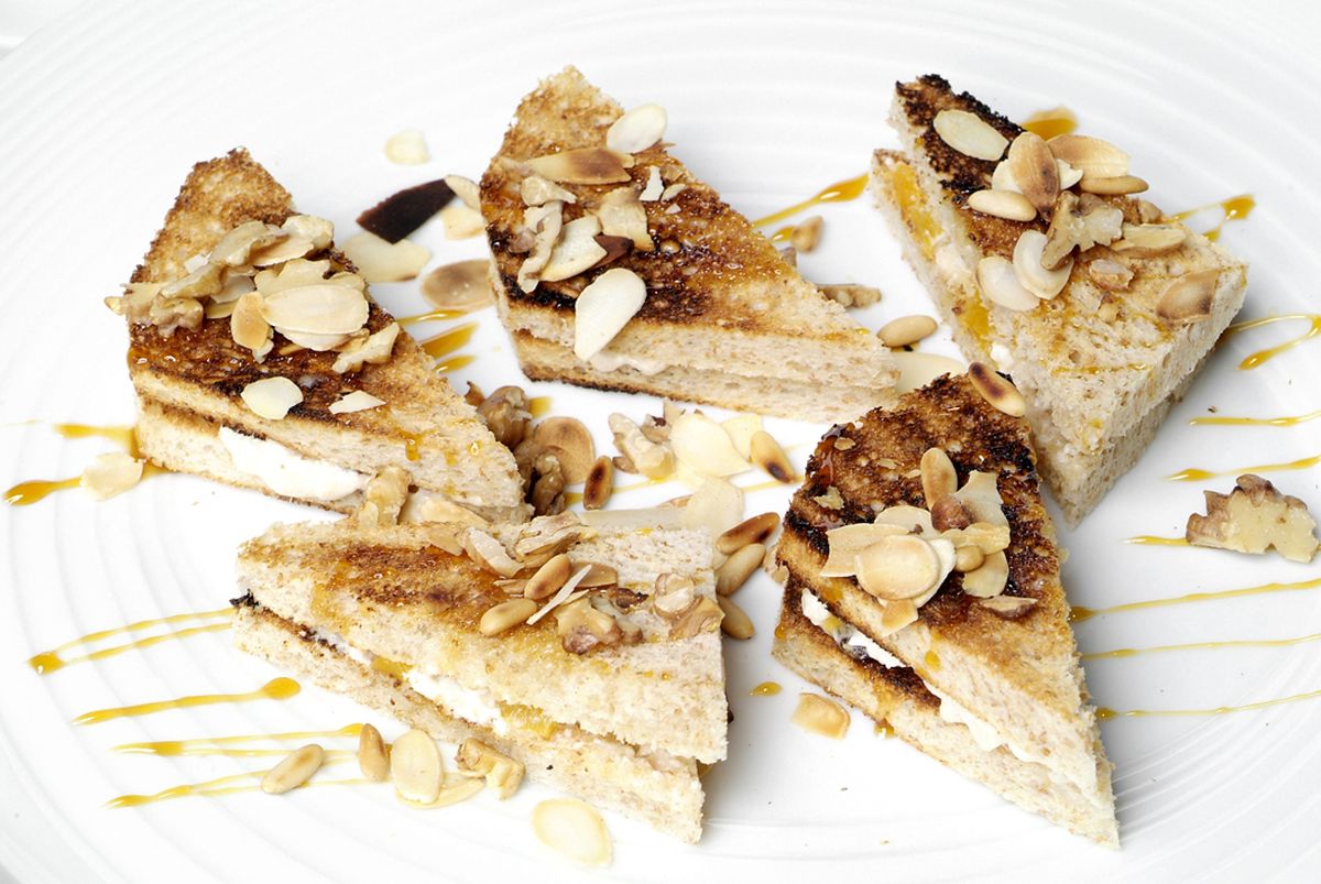 0044 SANDWICH DE FRUTAS SECAS Y QUESO FRESCO