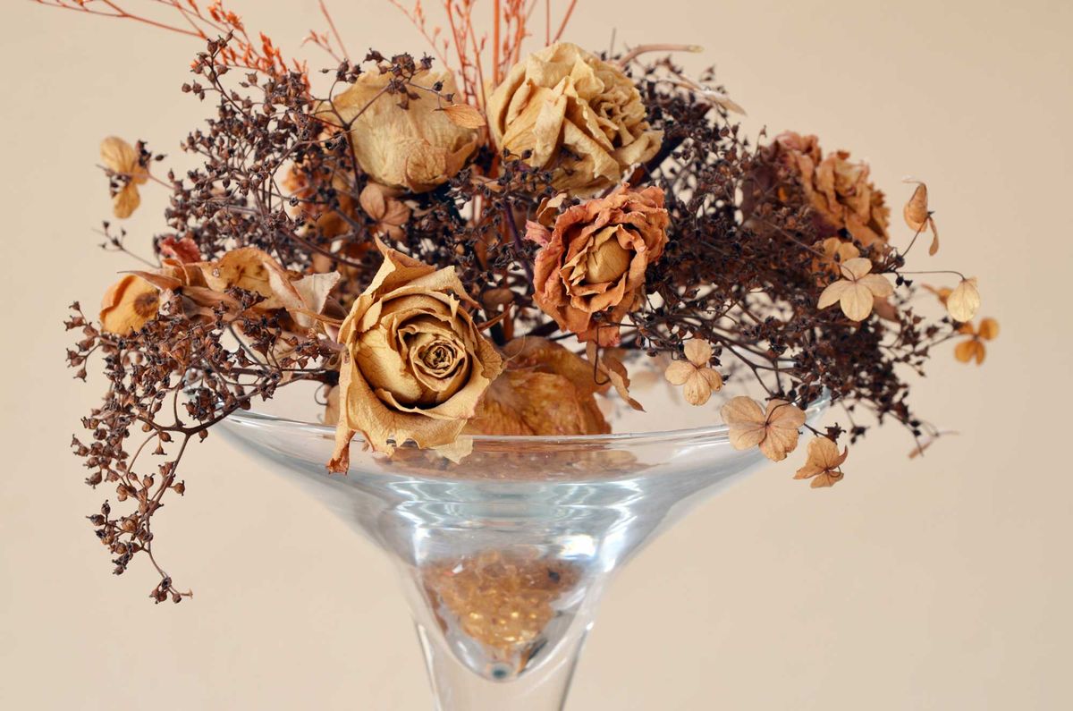 decorar los jarrones con flores en otoño