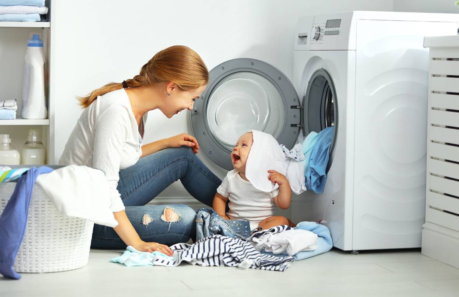 Madre lavando la ropa de su bebé con cuidado y delicadeza.