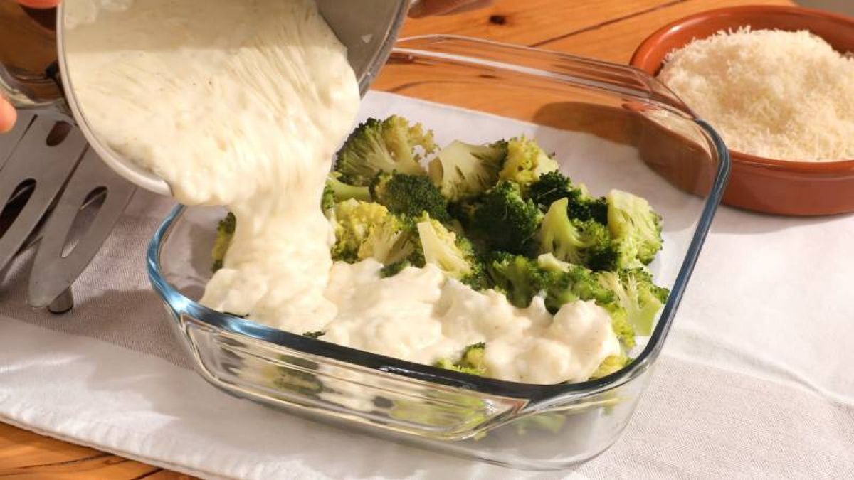 Coloca el brócoli en la fuente y cubrirlo con bechamel y queso parmesano asegura un gratinado sabroso y dorado que deleitará a todos