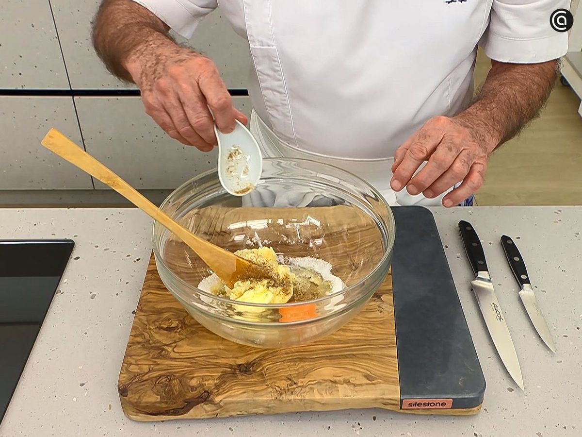 Comienza a preparar la masa de las galletas de mantequilla especiadas