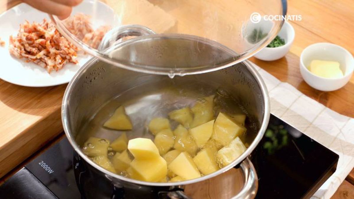 Hervimos las patatas cortadas en dados