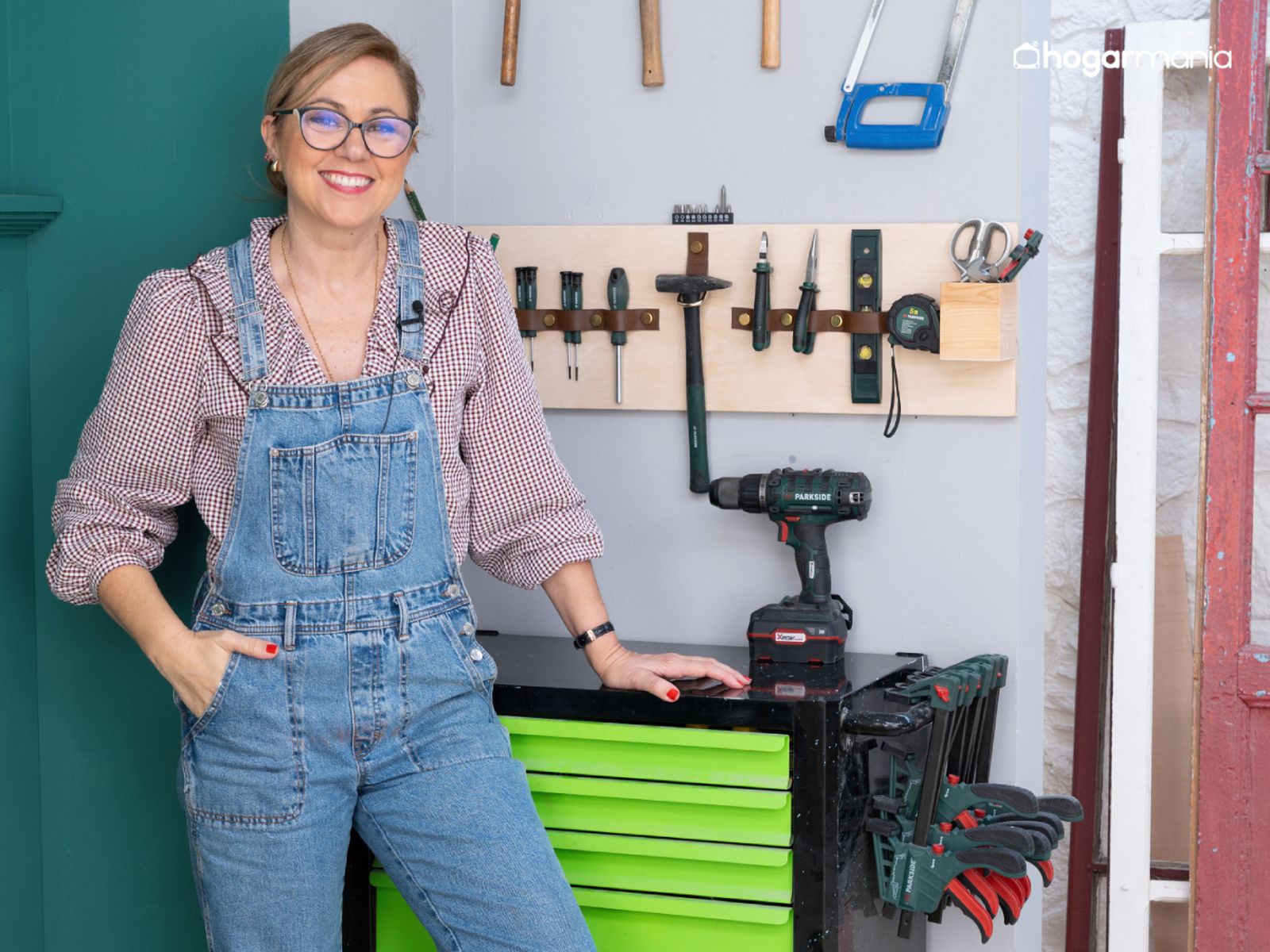 El expositor deja todas las herramientas ordenadas, visibles y listas para usar en el taller.