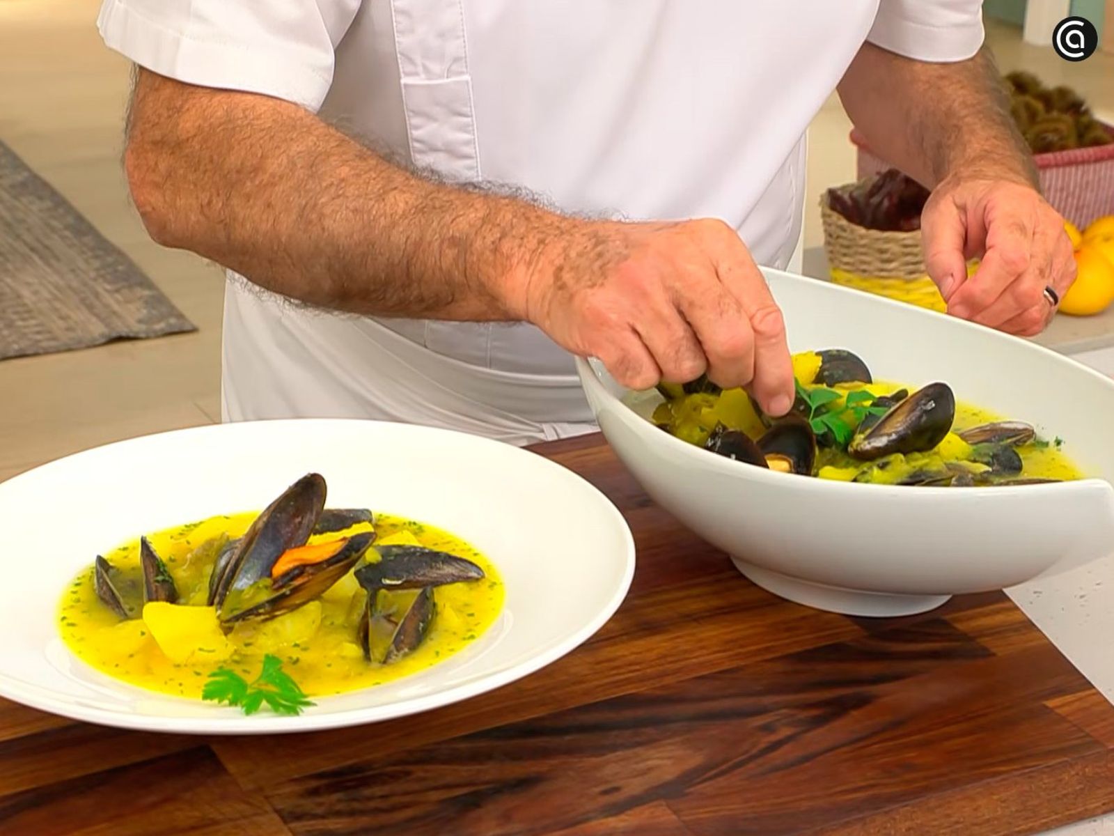Decora con perejil las patatas con mejillones al azafrán patatas con mejillones al azafran receta paso4