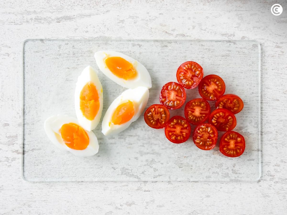 Huevos cocidos y tomates cherry para la ensalada de judías verdes