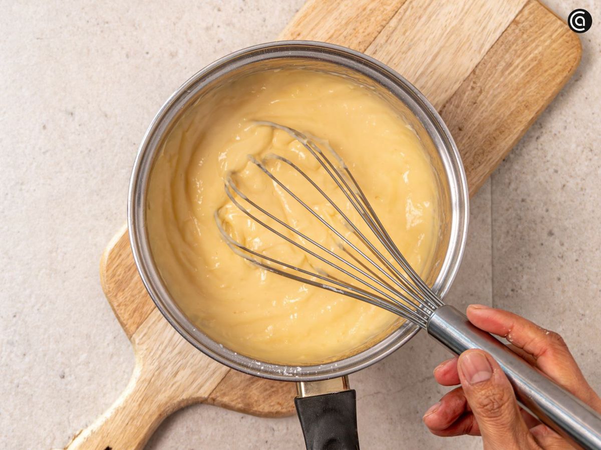 Haz la crema pastelera y resérvala