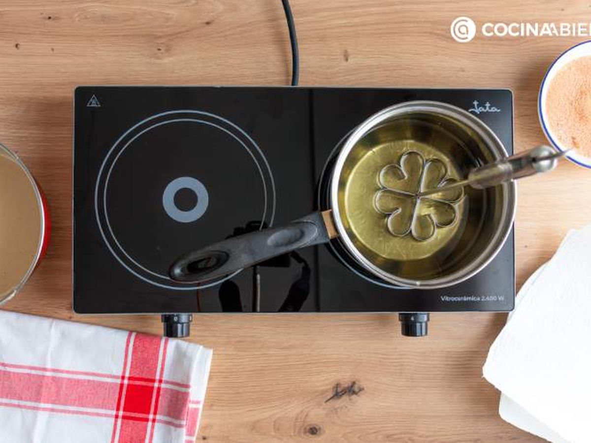 Calienta el aceite y el molde de flor