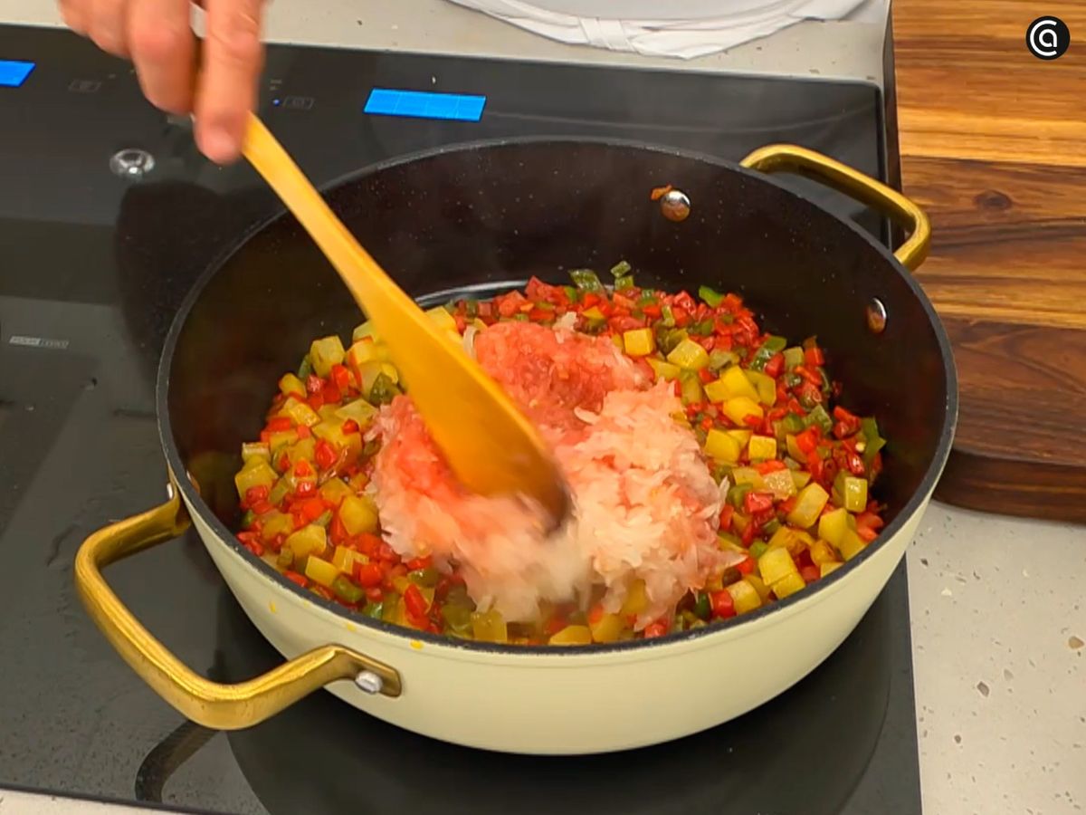 Sofríe las hortalizas junto con la patata
