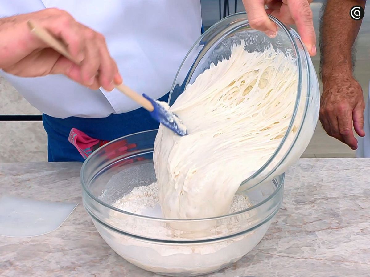 Preparar la masa del pan de aceitunas y tomate seco