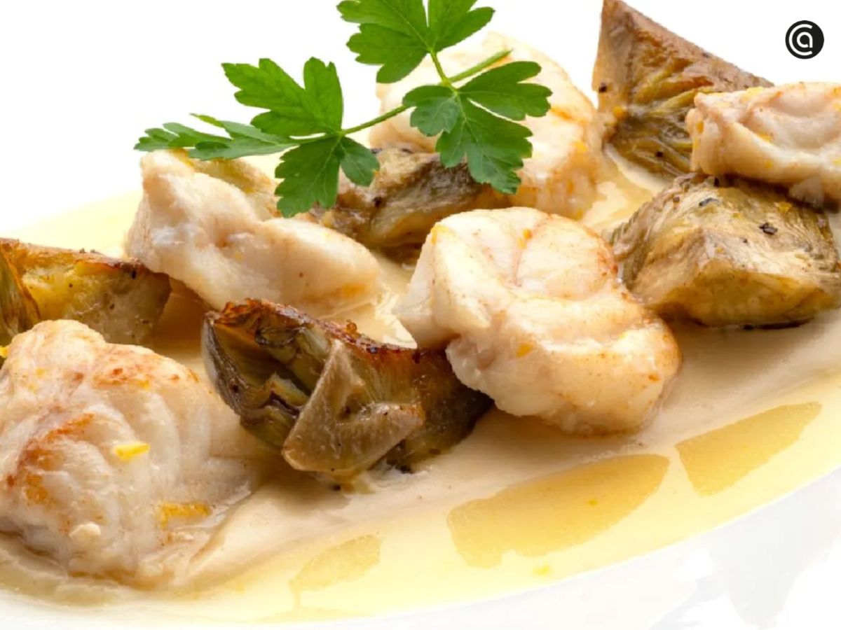 La alcachofa también se abre camino en platos más elaborados, como en este elegante receta con rape.