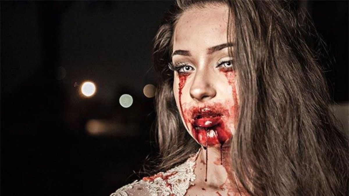 La sangre artificial da mucho realismo a un maquillaje de zombie