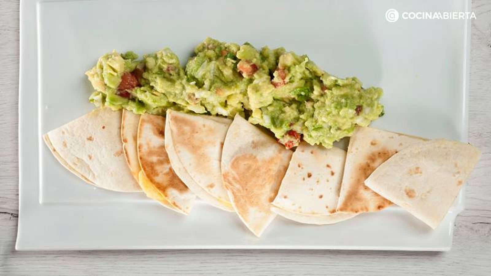 El guacamole es el acompañante perfecto para las quesadillas mexicanas El guacamole es el acompañante perfecto para las quesadillas mexicanas