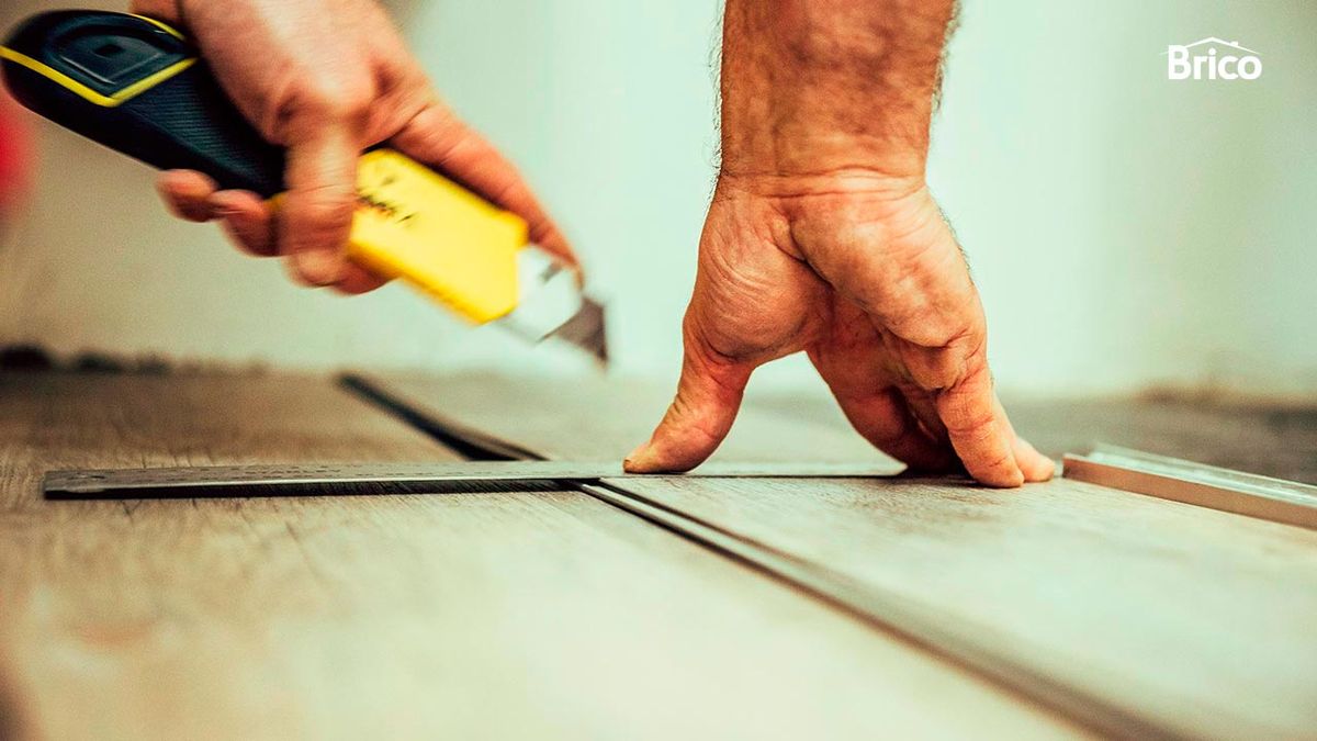 Como poner un suelo de lamas debajo del marco de la puerta paso 3