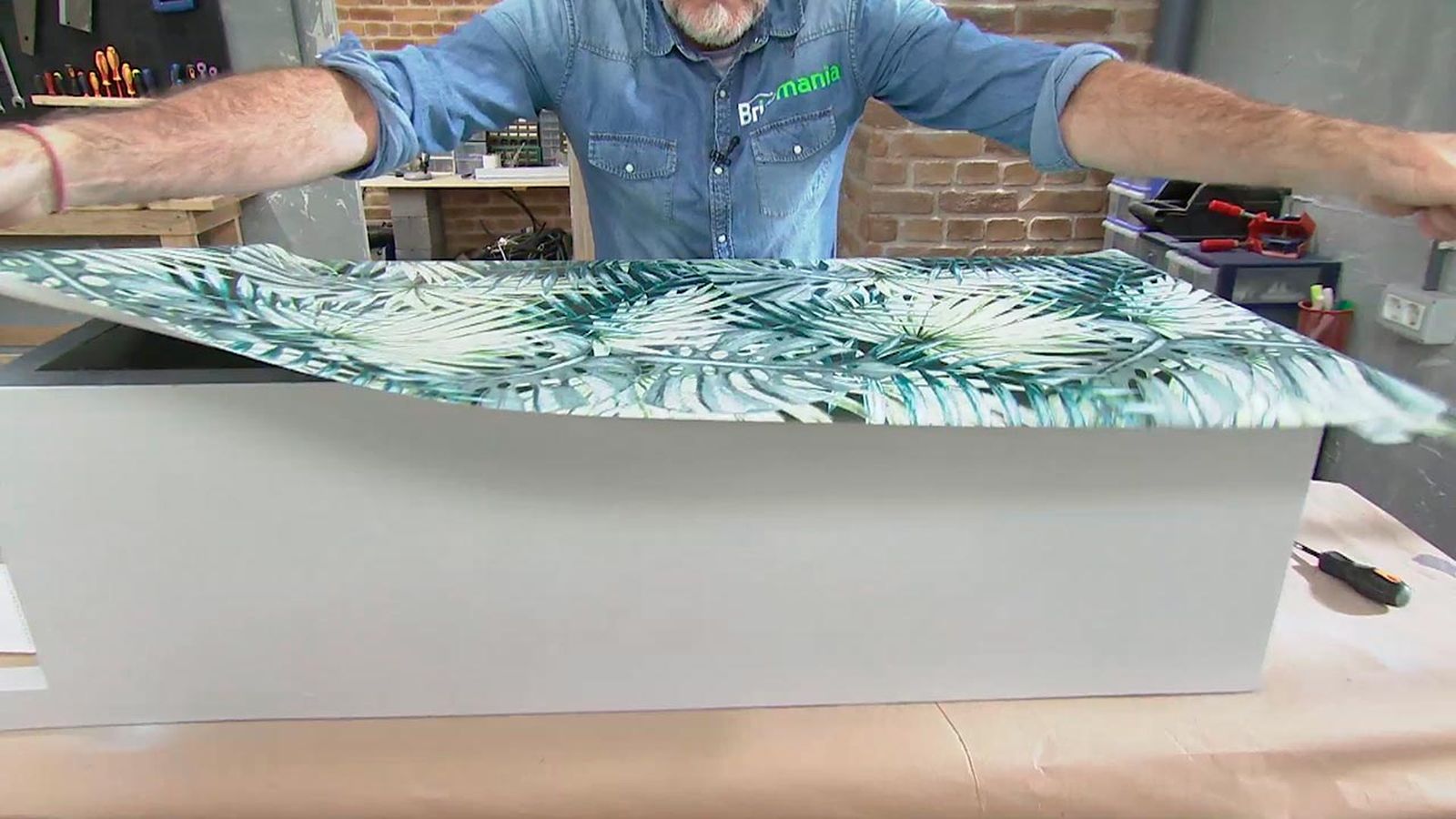 Truco para decorar cajones con papel pintado paso 3 Truco para decorar cajones con papel pintado paso 3
