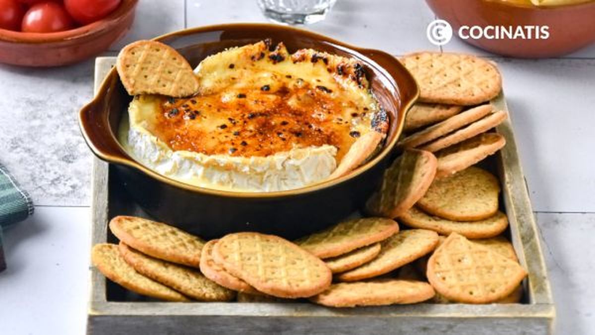 Servimos el camembert bruleé con tostas crujientes