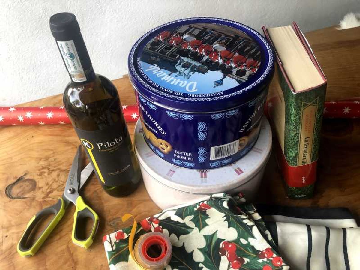 Botella, galletas y libro, los regalos para envolver en tela furoshiki.