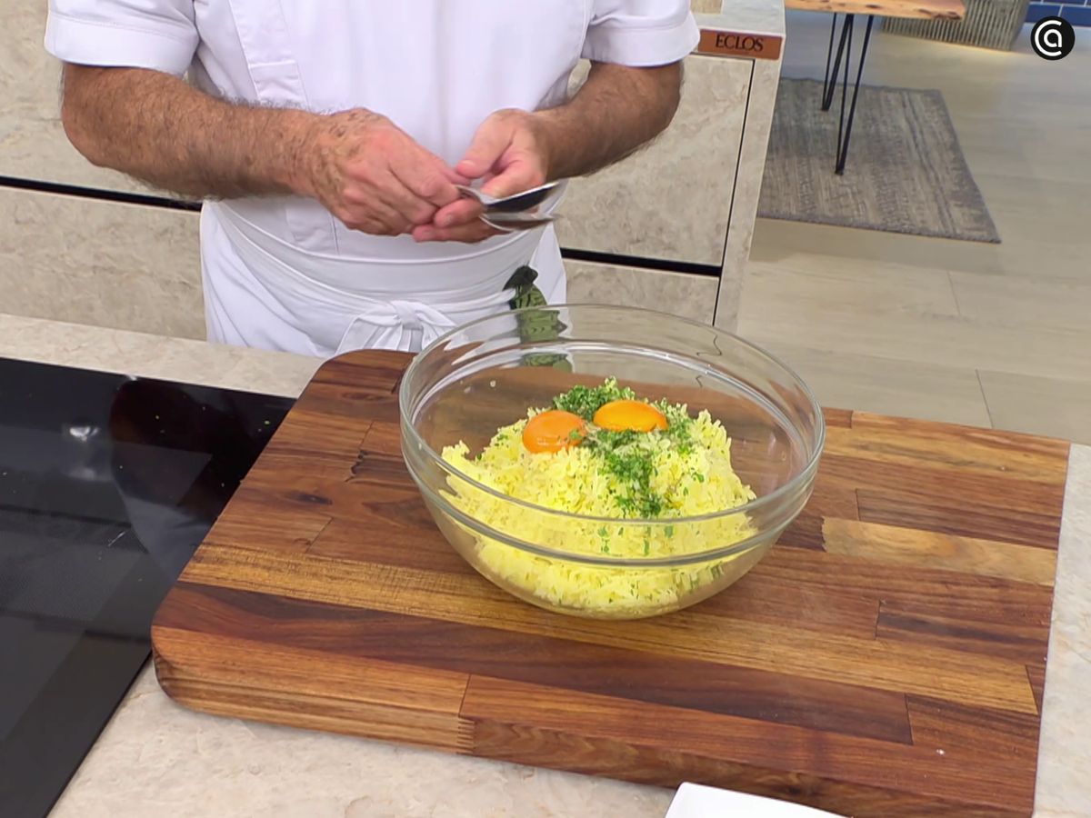 Enriquece el puré de patata con yemas de huevo, perejil y pimienta