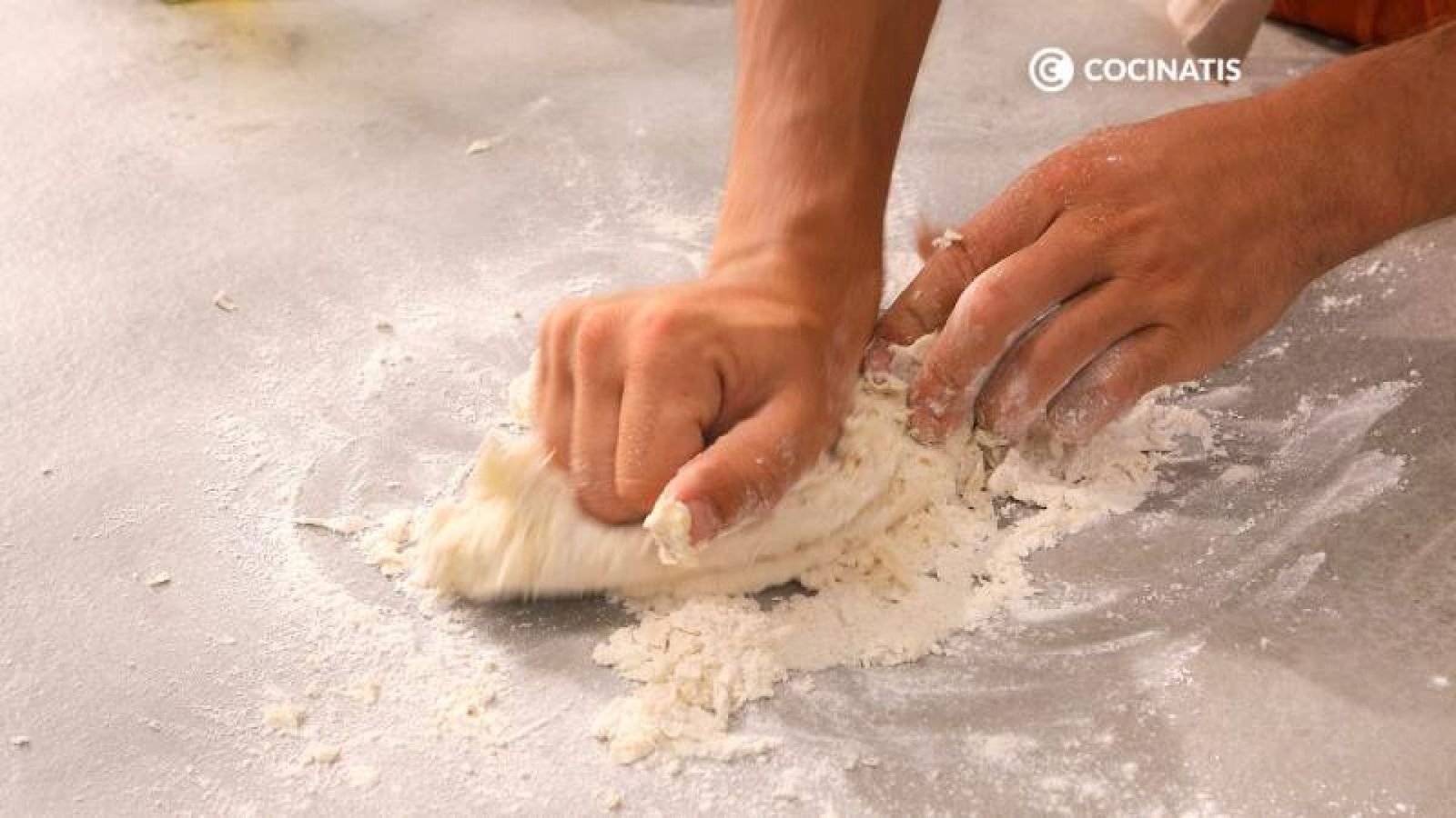 Amasa sobre una superficie enharinada Amasa sobre una superficie enharinada
