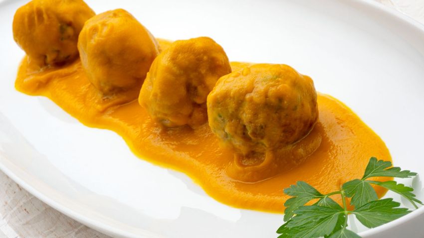 Albóndigas con queso en salsa de zanahoria