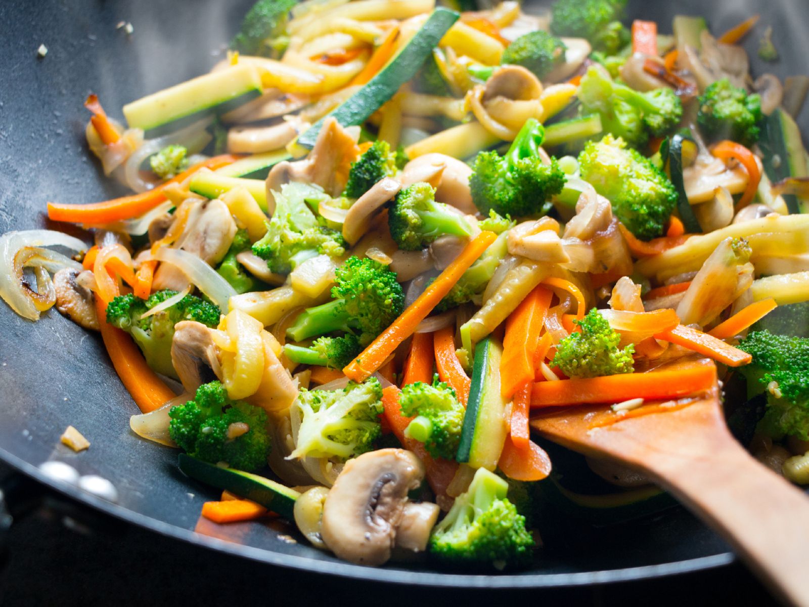 Verduras salteadas al wok: fuego alto, poco aceite y todo el color de la cocina exprés. Verduras salteadas al wok: fuego alto, poco aceite y todo el color de la cocina exprés.