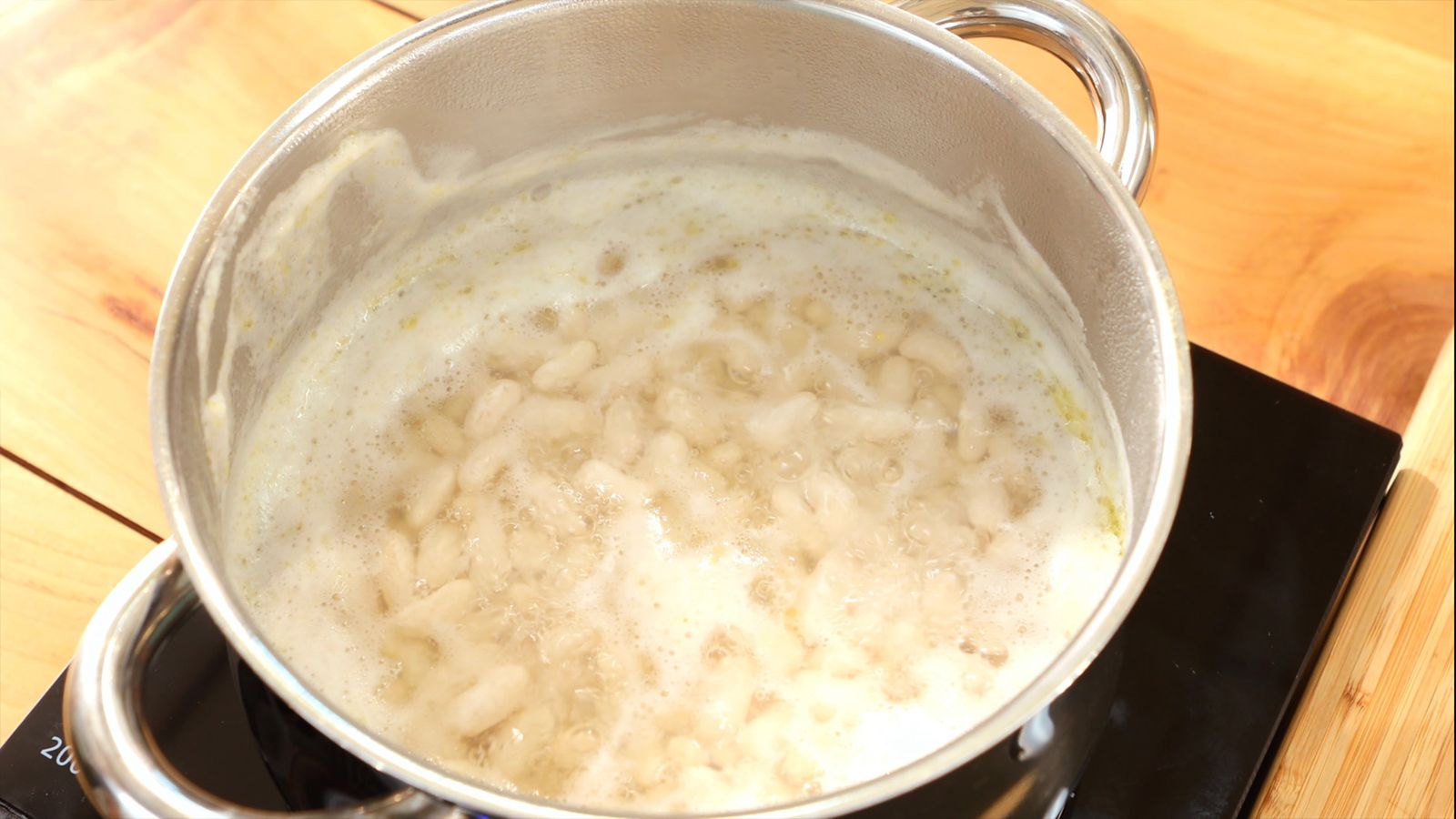 Cocina las alubias a fuego medio durante 45-60 minutos hasta que estén tiernas Cocina las alubias a fuego medio durante 45-60 minutos hasta que estén tiernas