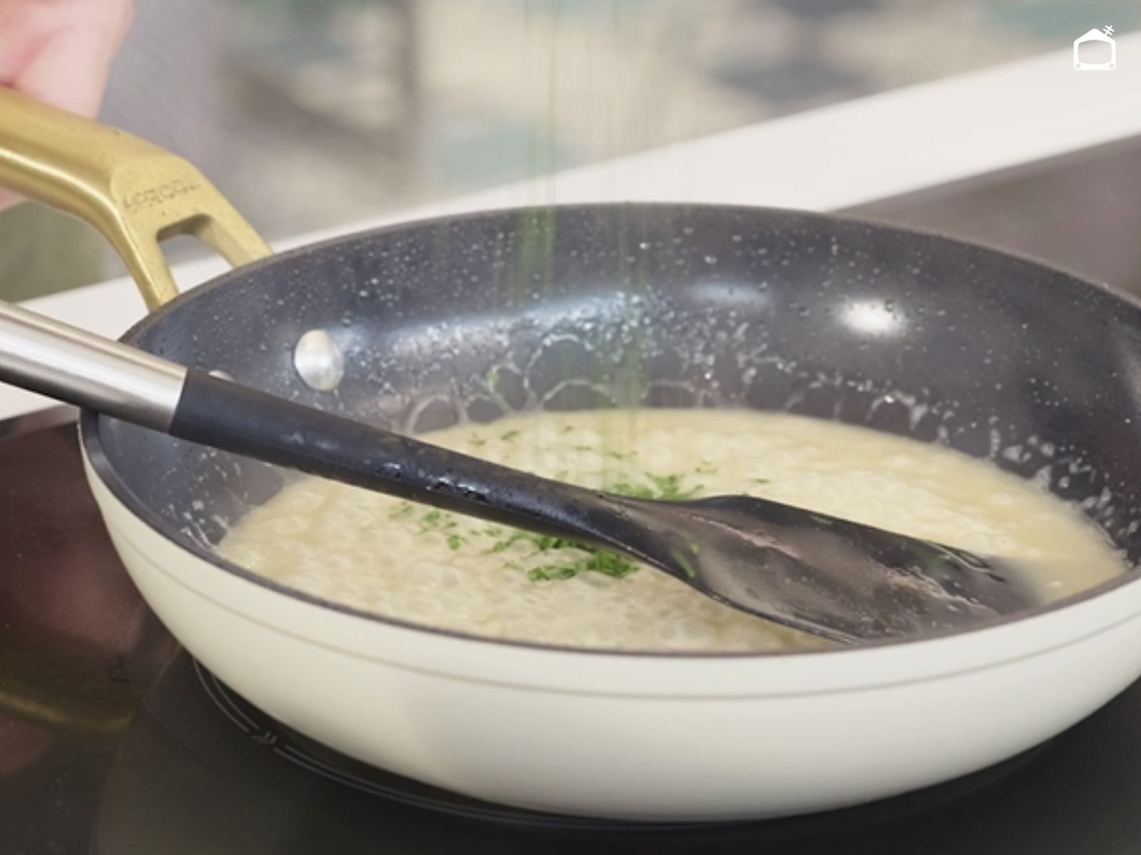 Incorpora la maicena para espesar la salsa y el perejil picado para dar color y frescura al plato.