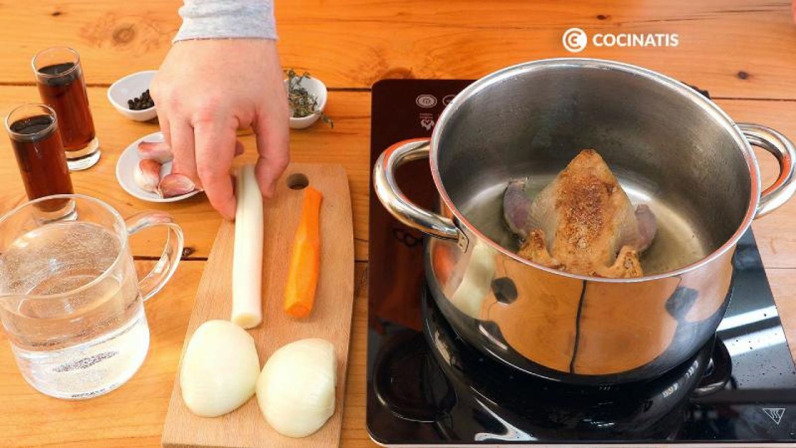 Añade el resto de ingredientes para la cocción Añade el resto de ingredientes para la cocción