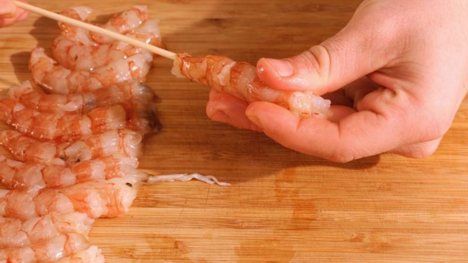 Introducir un palillo en el langostino ayuda a mantener su forma durante la fritura Introducir un palillo en el langostino ayuda a mantener su forma durante la fritura