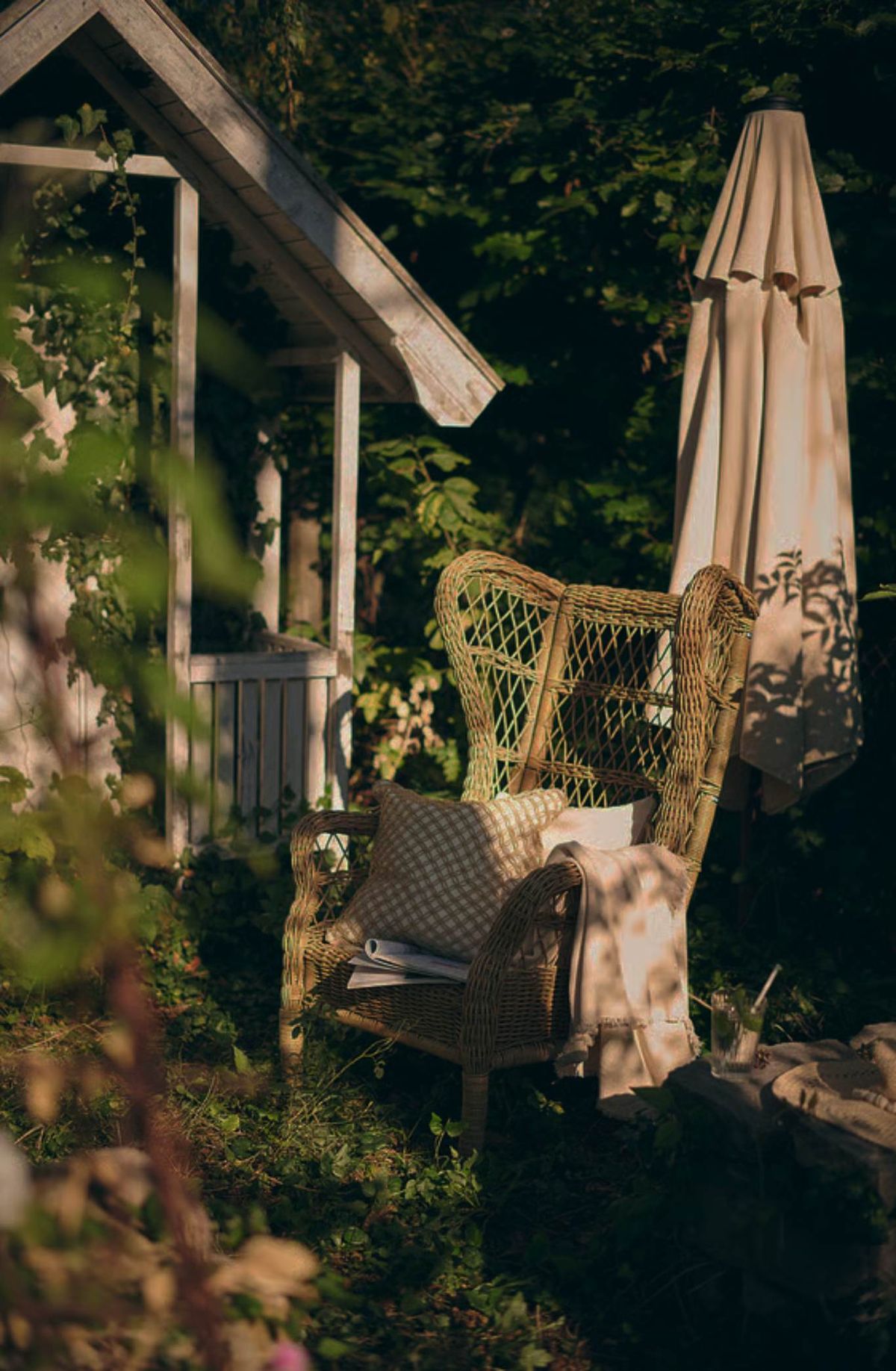 Siéntate y disfruta del entorno al caer el día. Sofá RISHOLMEN.