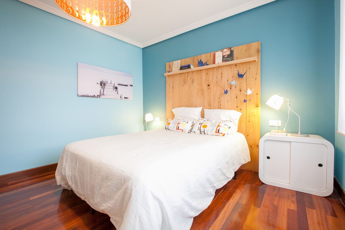 Dormitorio de matrimonio azul y blanco 3