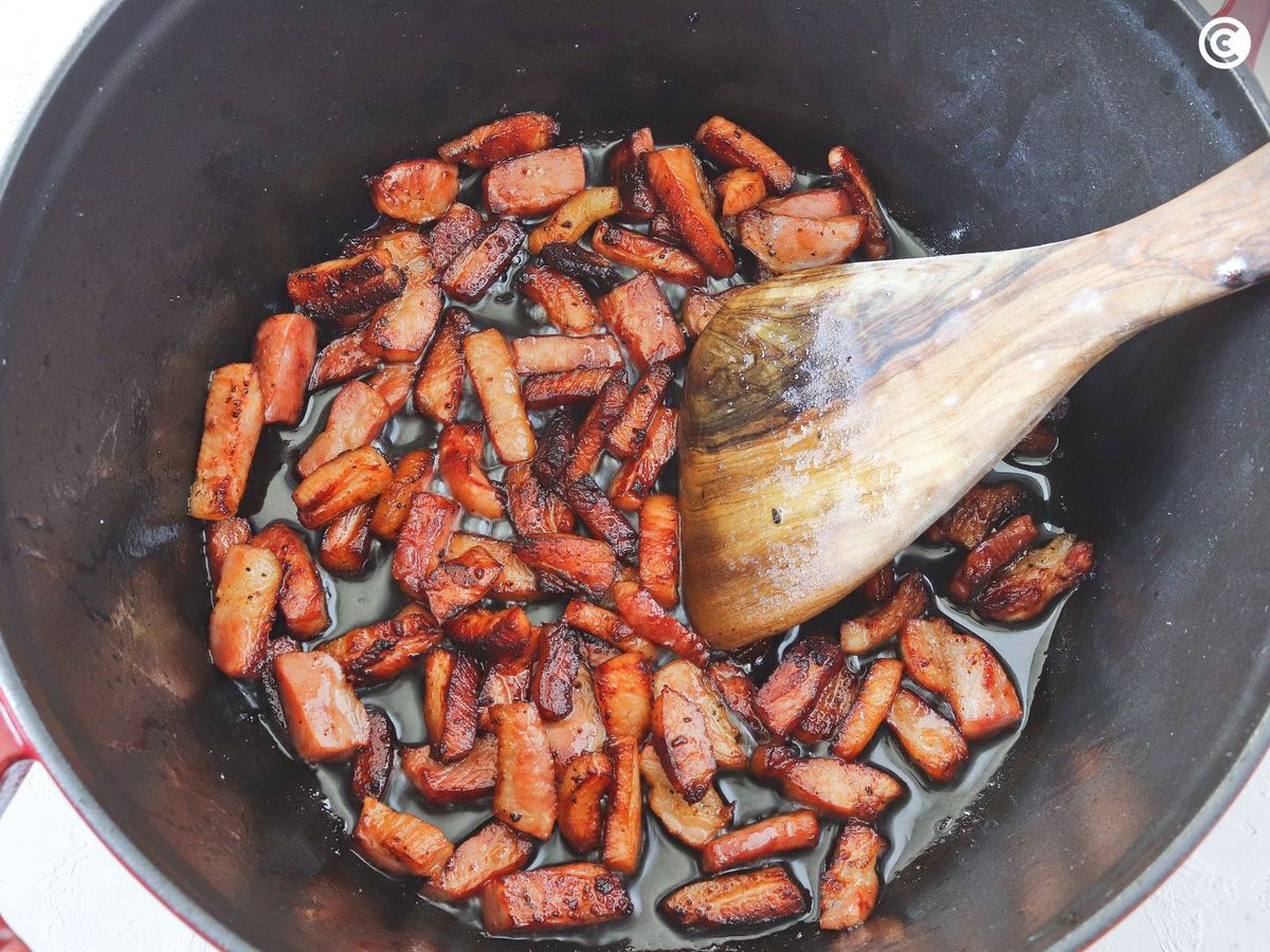 Dorar la panceta para hacer spaghetti amatriciana