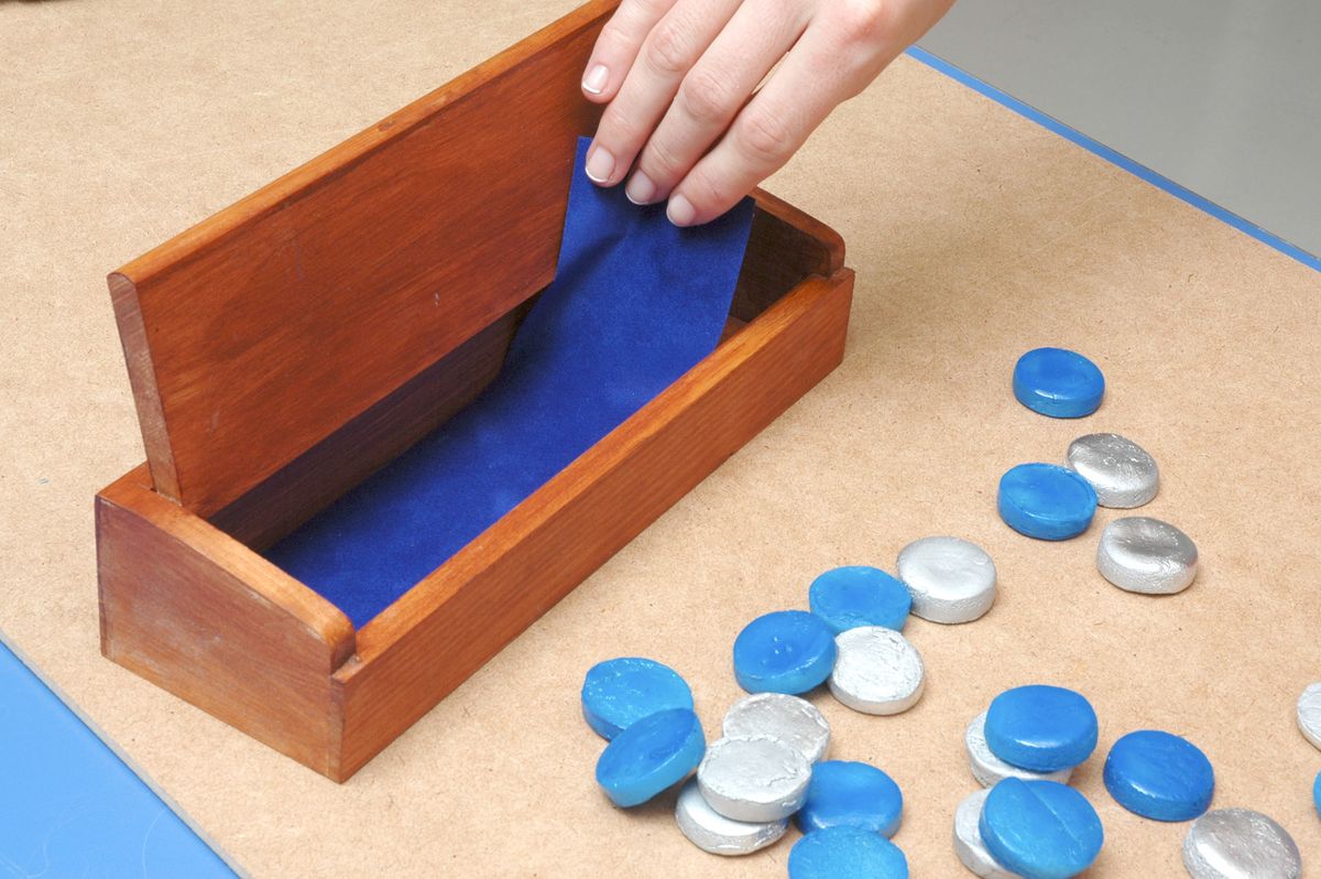 Decorar mesa para jugar a las damas paso 9