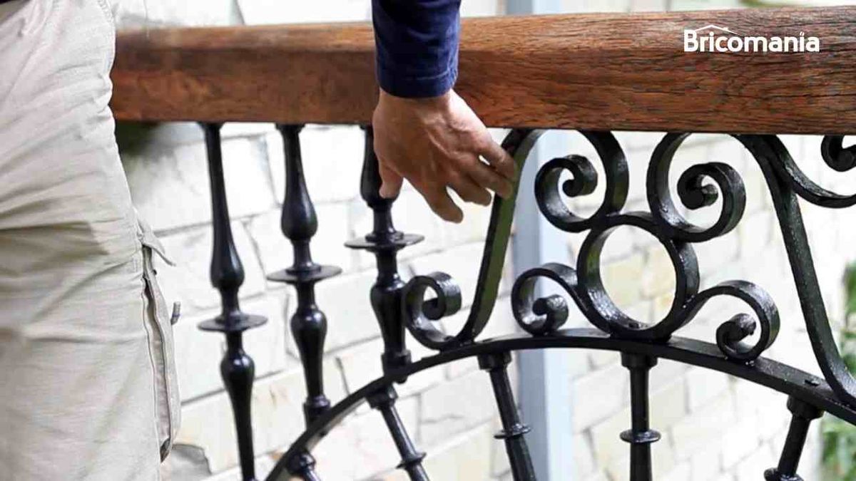 Una barandilla de hierro forjado