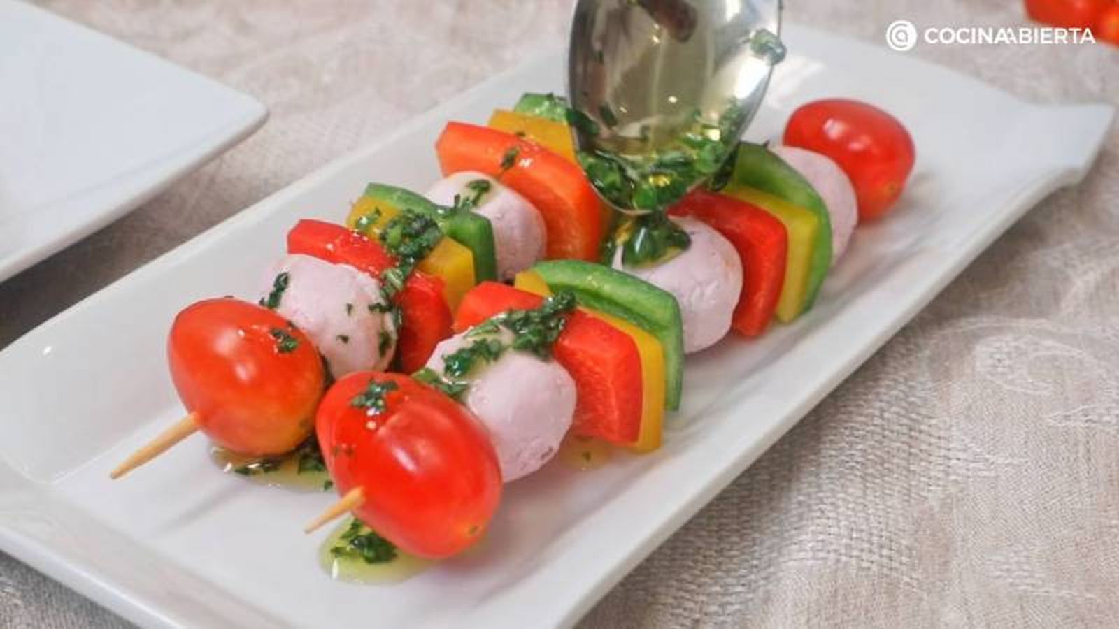 Brochetas de queso de cabra, tomates cherry y pimientos con aliño de albahaca Brochetas de queso de cabra, tomates cherry y pimientos con aliño de albahaca