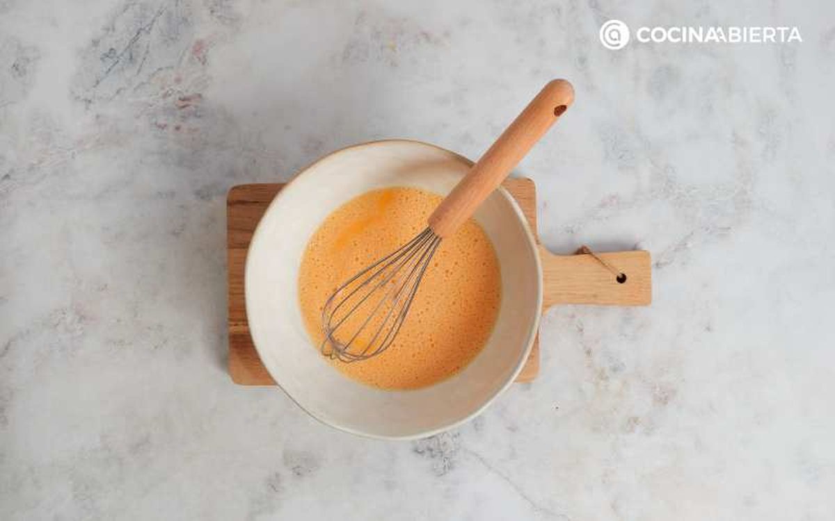 Bate 4 huevos en un bol