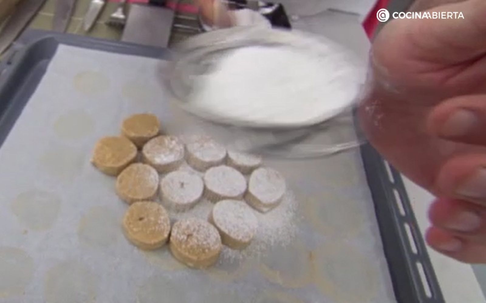 Decora los polvorones con azúcar glas Decora los polvorones con azúcar glas