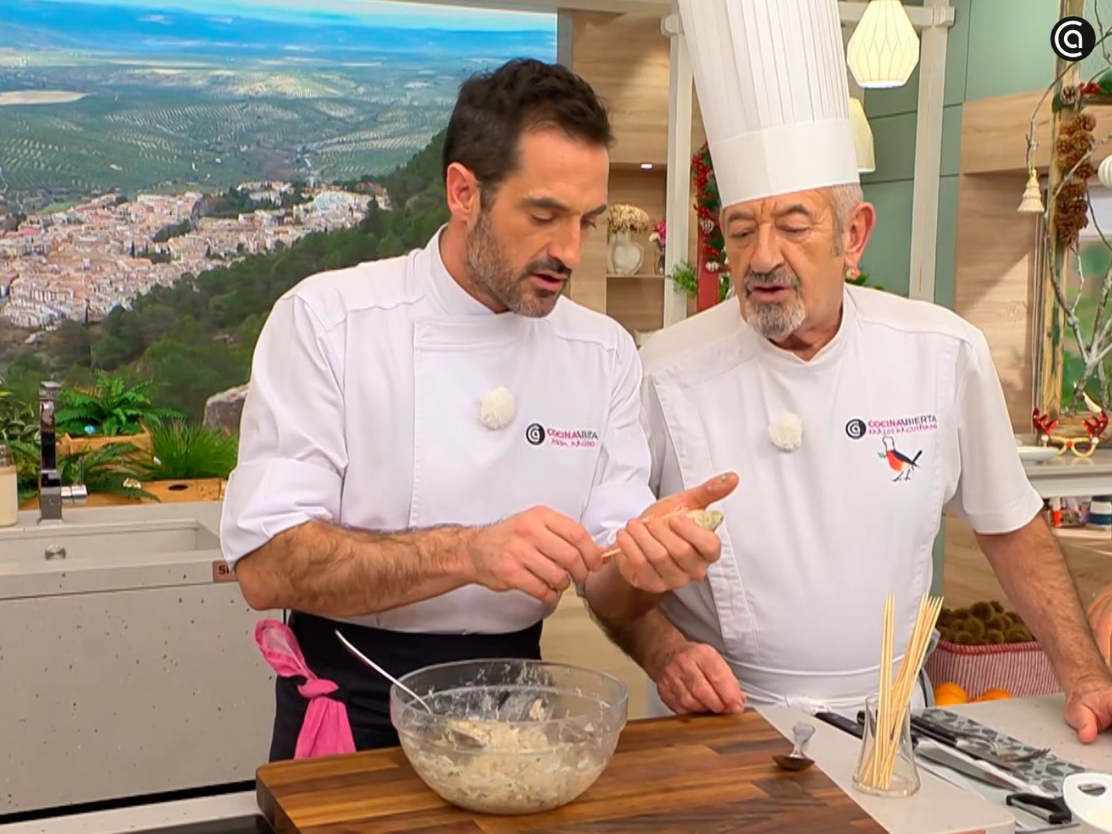 Envuelve el palo de brocheta con la masa, dándole la forma deseada