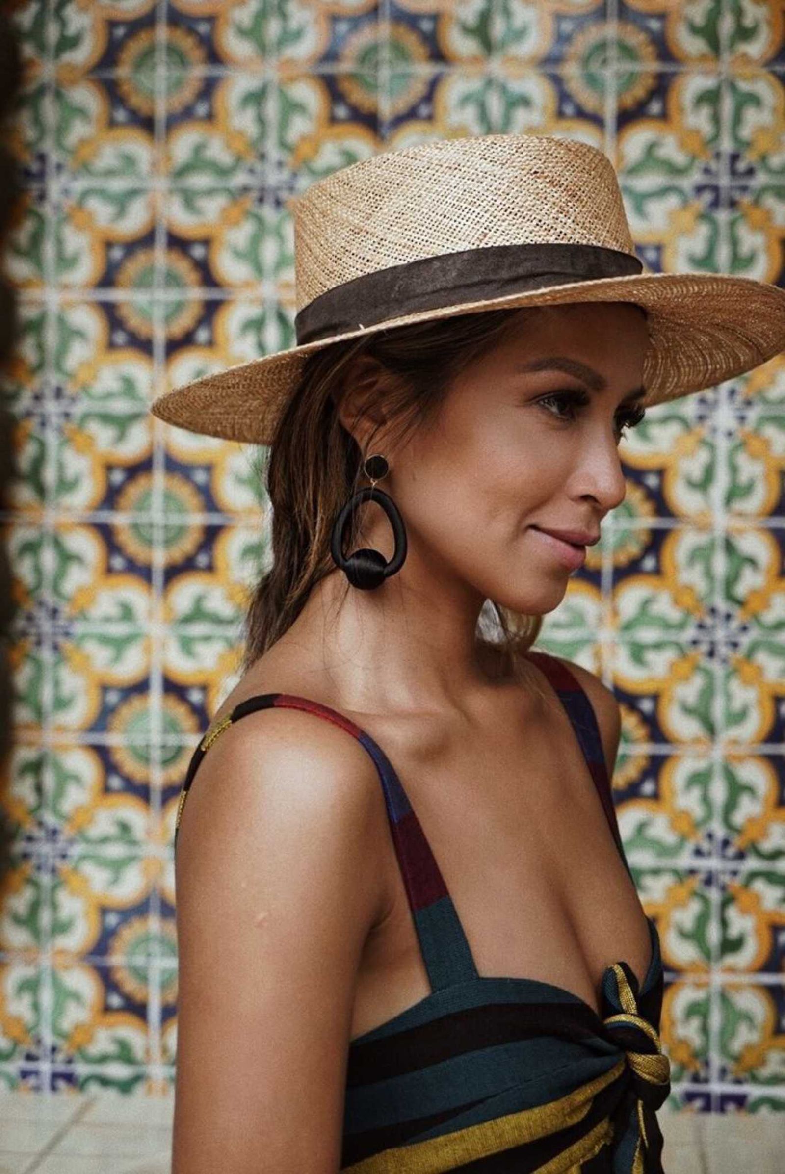 Sincerely Jules con un sombrero canotier.
