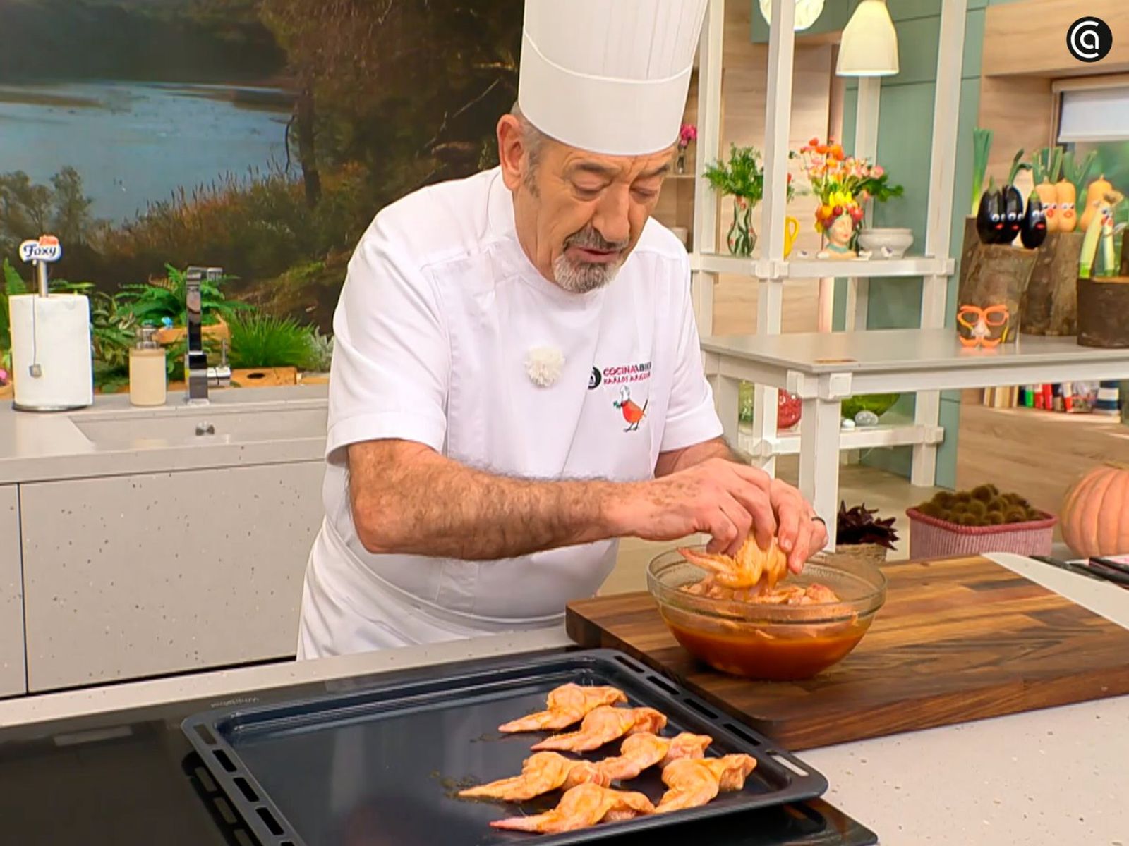 Pon las alitas en una bandeja apta para horno y ásalas hasta que estén doradas