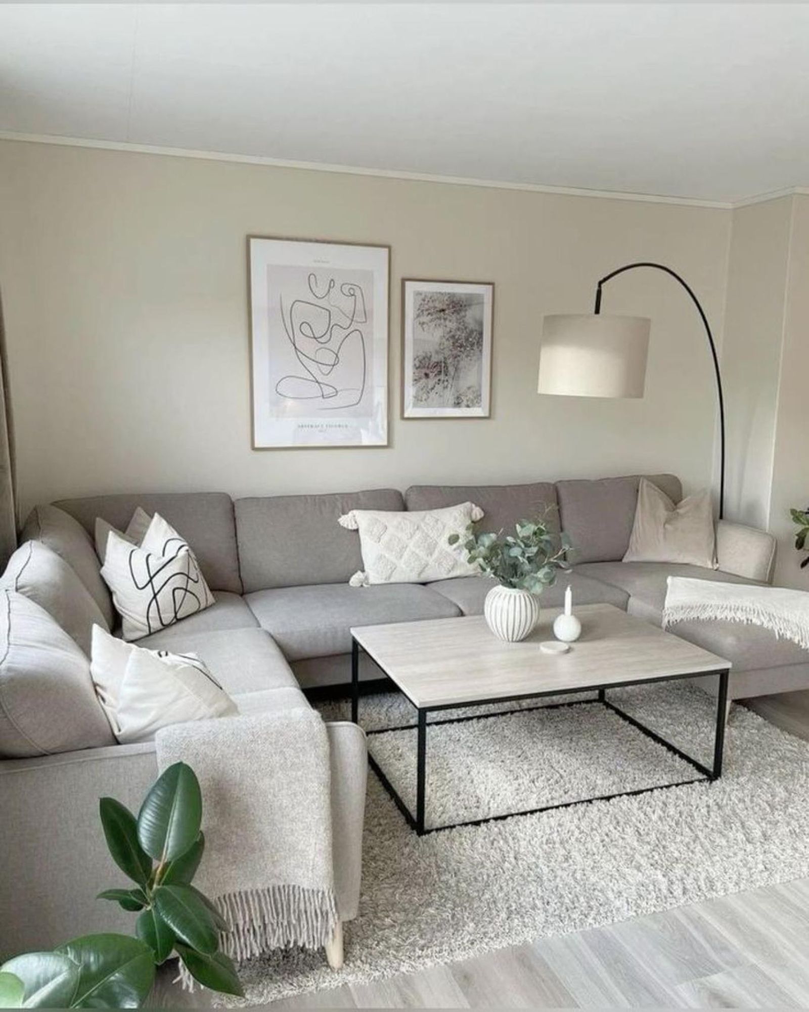Salón minimalista con sofá gris y cojines sencillos. / Pinterest: 🧸🎀✨🤍 Salón minimalista con sofá gris y cojines sencillos. / Pinterest: 🧸🎀✨🤍