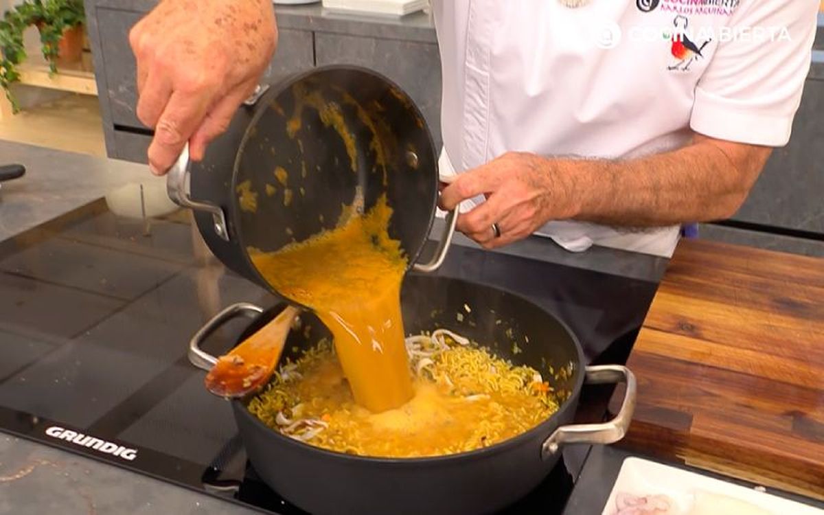 Añade el caldo caliente y cocina