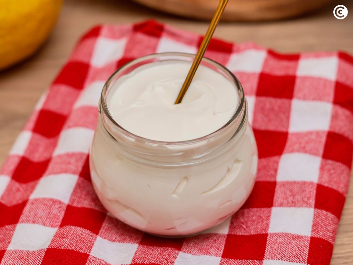 Mayonesa vegana en un tarro de cristal