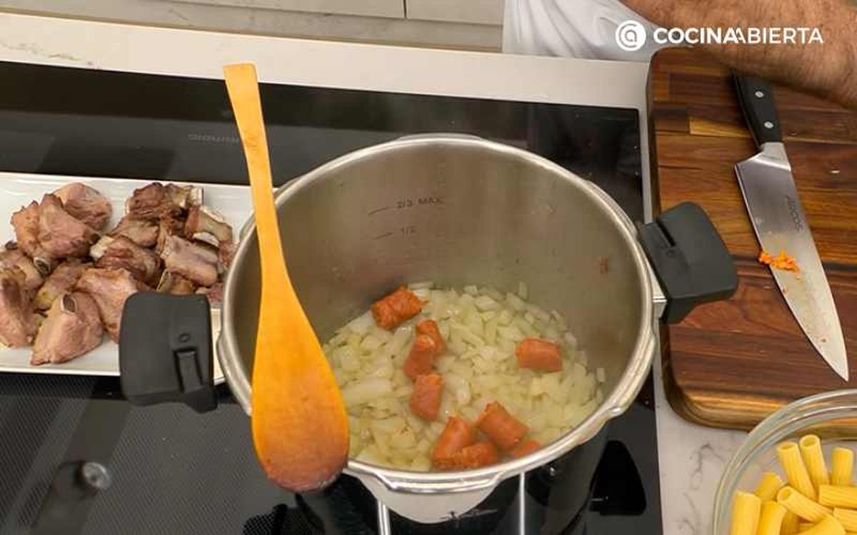 Sofríe la cebolla con la chistorra