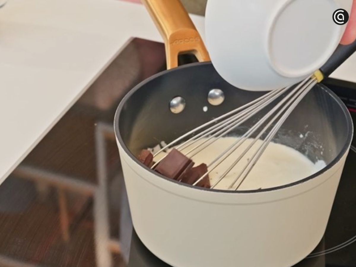 El chocolate se funde con la nata a fuego suave hasta obtener una mezcla homogénea.