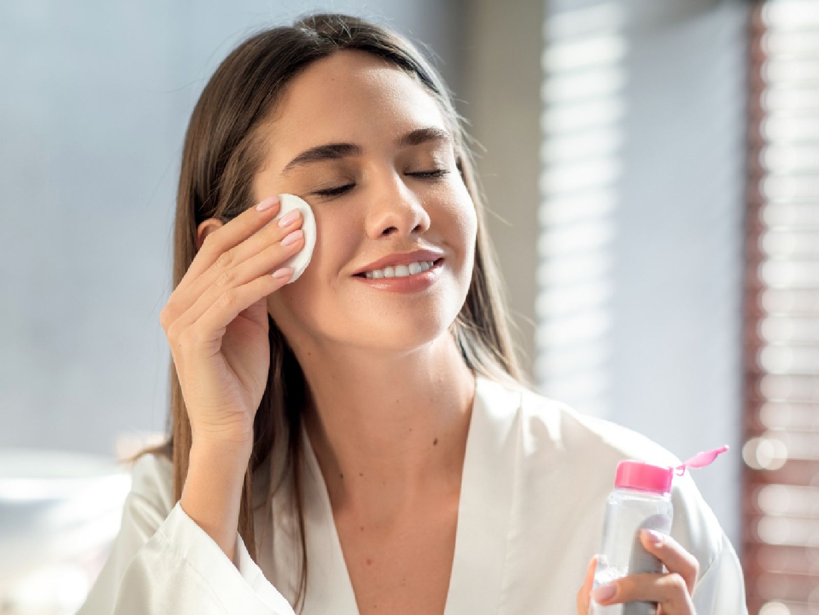 Limpieza facial con agua micelar Limpieza facial con agua micelar