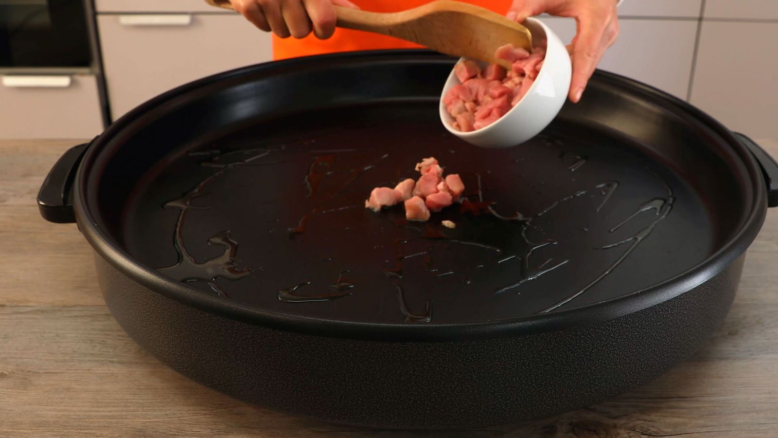 Receta de paella de carne y verduras   paso 2