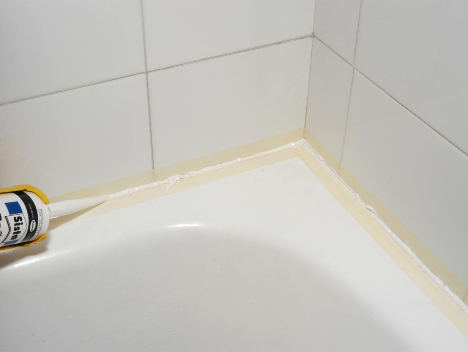 Silicona en las juntas de la bañera