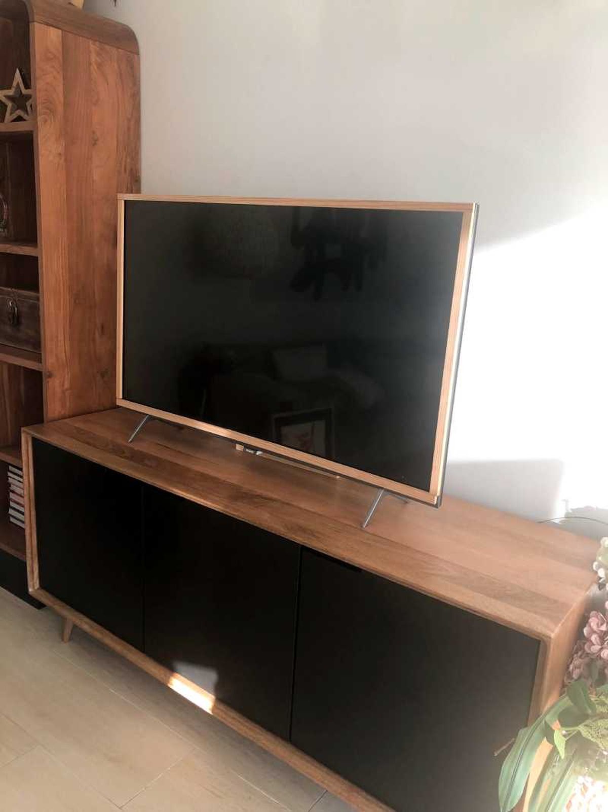 Televisor con marco de madera.