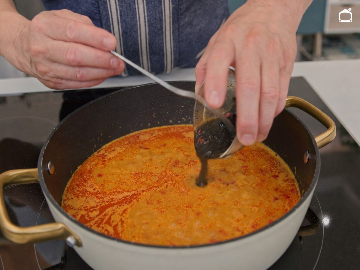 Mezcla la tinta con el caldo, añádela al arroz y cocina