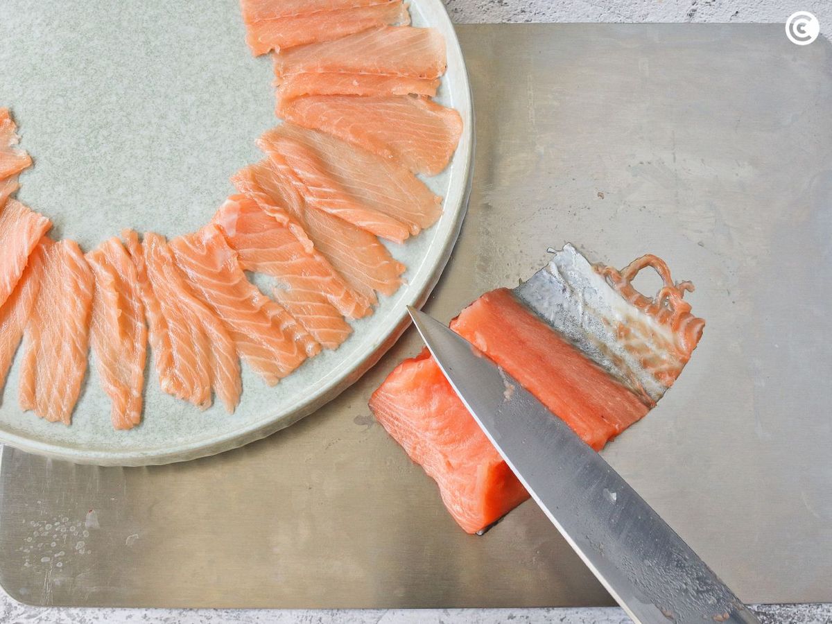 Cortar el salmón congelado para el carpaccio